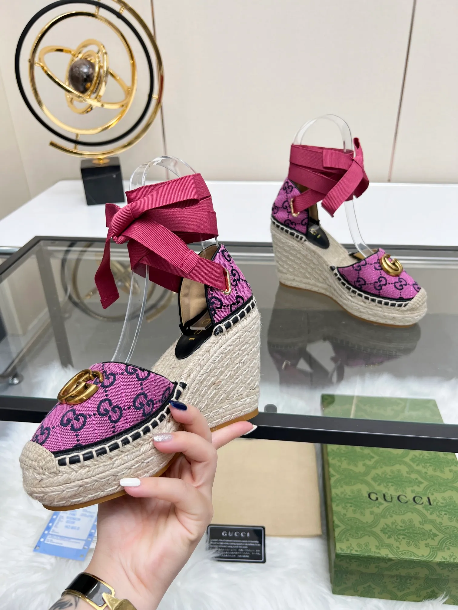👟👟Ex-factory price 440👟👟 GUCCI wedge fisherman sandals, thick-soled straw, high-end quality, fabric: double G fabric, electric embroidery, lining: mixed sheepskin lining, yardage: 35 ~ 42, color: light blue. Dear new and old customers, the picture has been updated, please transfer the image to change. The upgraded version of the wedge heel currently has more than 40 colors. Transfer the image and sell it.